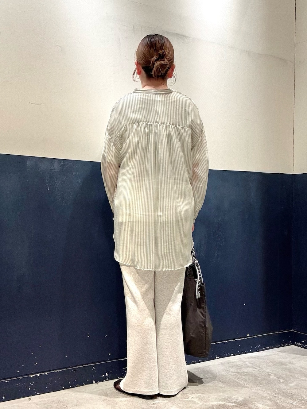 ホワイト系のその他パンツ、ブラック系のパンプス、グレー系のトートバッグを着用したレディースの春コーディネートの3枚目の写真