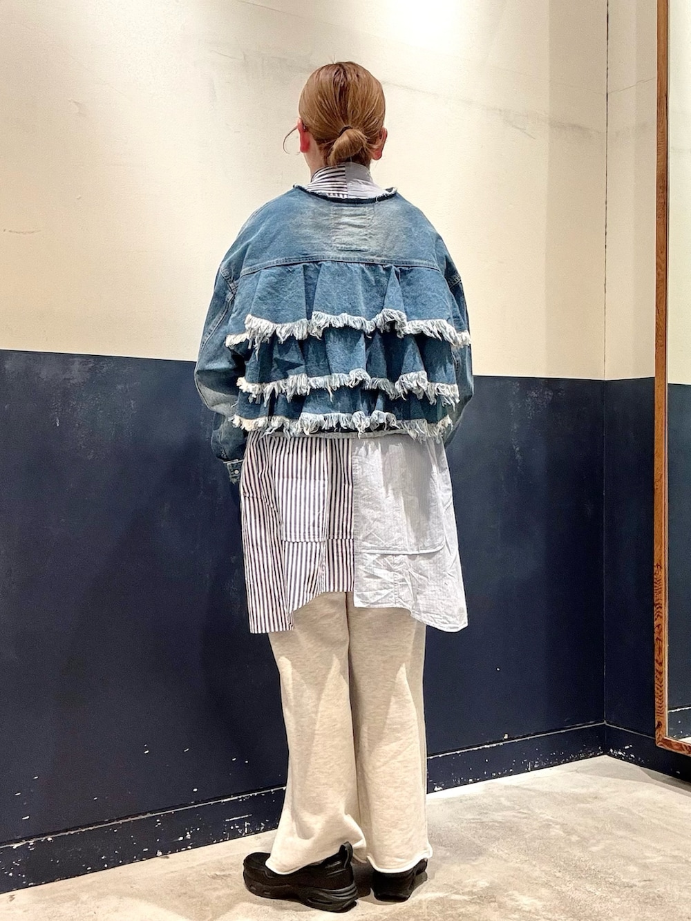 ブルー系のデニムジャケット、ホワイト系のスウェットパンツ、ブルー系のシャツ/ブラウスを着用したレディースの春コーディネートの3枚目の写真