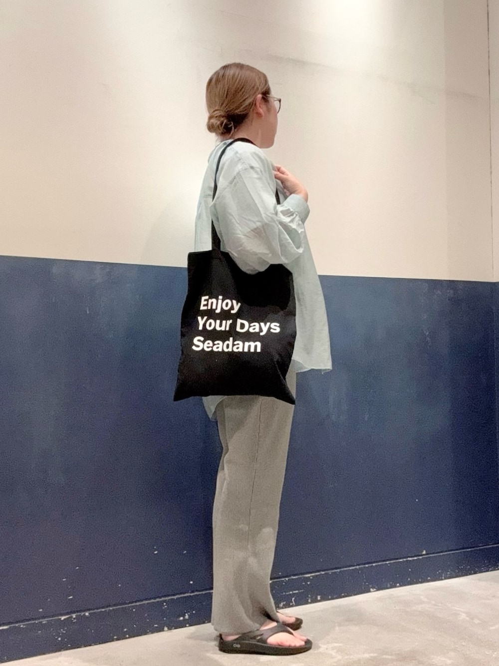 ブルー系のシャツ/ブラウス、ホワイト系のTシャツ/カットソー、ブラック系のトートバッグを着用したレディースの夏コーディネートの2枚目の写真