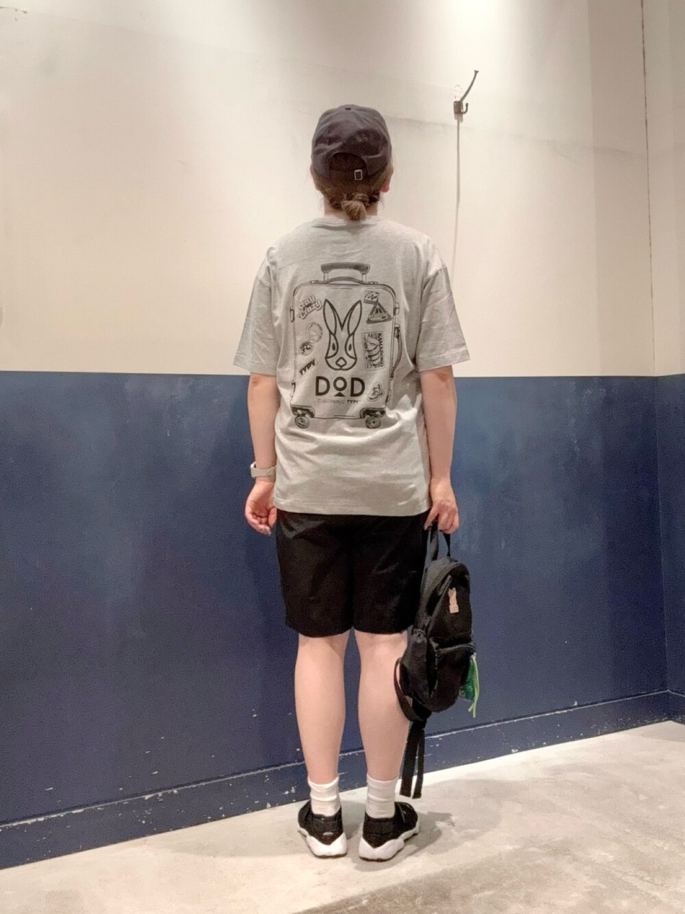 グレー系のTシャツ/カットソー、ブラック系のその他パンツ、ブラック系のバックパック/リュックを着用したレディースの春コーディネートの3枚目の写真
