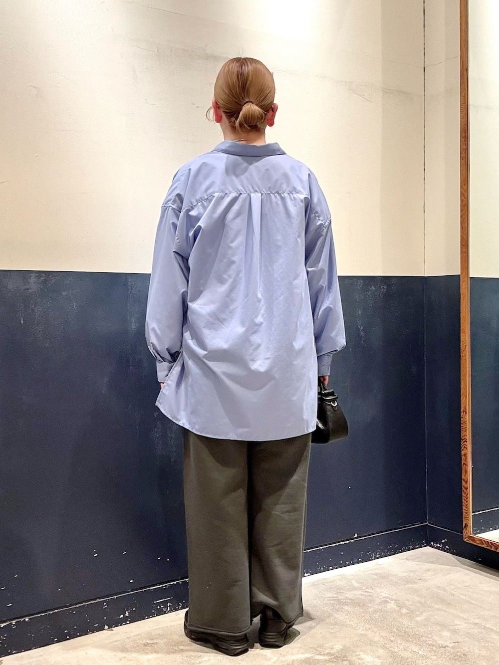 ブルー系のシャツ/ブラウス、ホワイト系のTシャツ/カットソー、ブラック系のショルダーバッグを着用したレディースの冬コーディネートの3枚目の写真