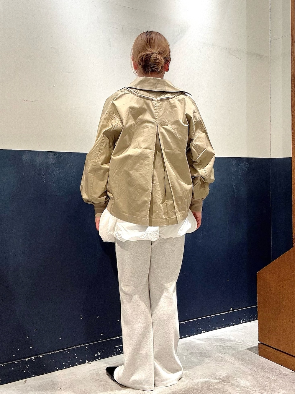 ブラック系のパンプス、ホワイト系のその他パンツ、ホワイト系のシャツ/ブラウスを着用したレディースの春コーディネートの3枚目の写真