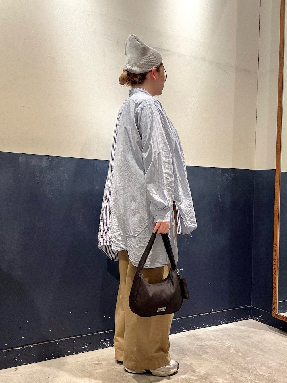 ブラック系のショルダーバッグ、ベージュ系のデニムパンツ、ブルー系のTシャツ/カットソーを着用したレディースの春コーディネートの2枚目の写真