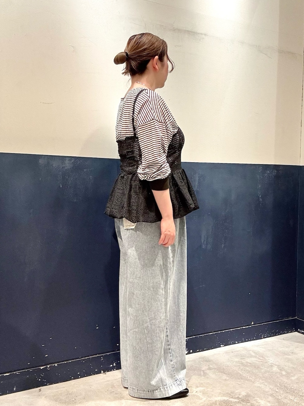 ブラック系のパンプス、ブルー系のデニムパンツ、グレー系のTシャツ/カットソーを着用したレディースの春コーディネートの2枚目の写真
