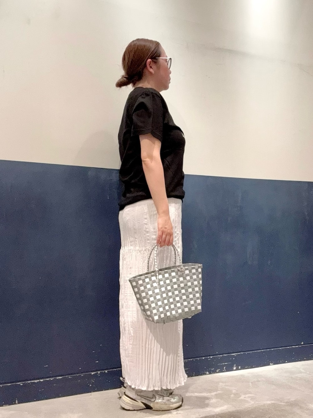 「チャオパニックティピー(CIAOPANIC TYPY)、ママコーデ、30代コーデ、高身長女子、スカート、おしゃれさんと繋がりたい、シンプルコーデ、きれいめカジュアル、SEADAM、ロゴT、Tシャツ、夏ルックで気分アップ、夏コーデ、モノトーン、休日スタイル」｜「SEADAMの【SEADAM】〈UNISEX〉ロゴ半袖TEE（Tシャツ/カットソー、ブラック系）」を使った、ogitypyさん（骨格ストレート・レディース・165cm）の夏コーディネートの2枚目の写真