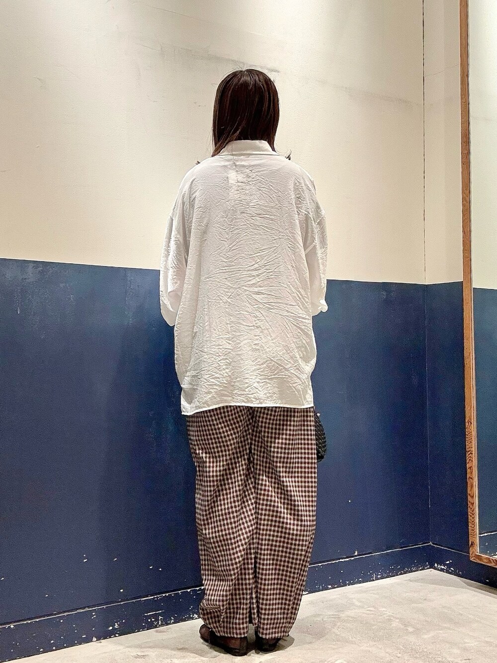 ブラック系のパンプス、ブラック系のショルダーバッグ、ブラウン系のその他パンツを着用したレディースの夏コーディネートの3枚目の写真
