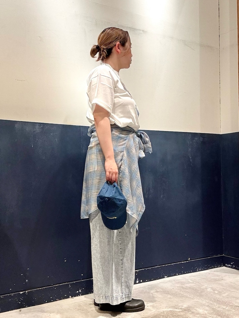 ブルー系のデニムパンツ、ホワイト系のTシャツ/カットソー、ブルー系のシャツ/ブラウスを着用したレディースの夏コーディネートの2枚目の写真