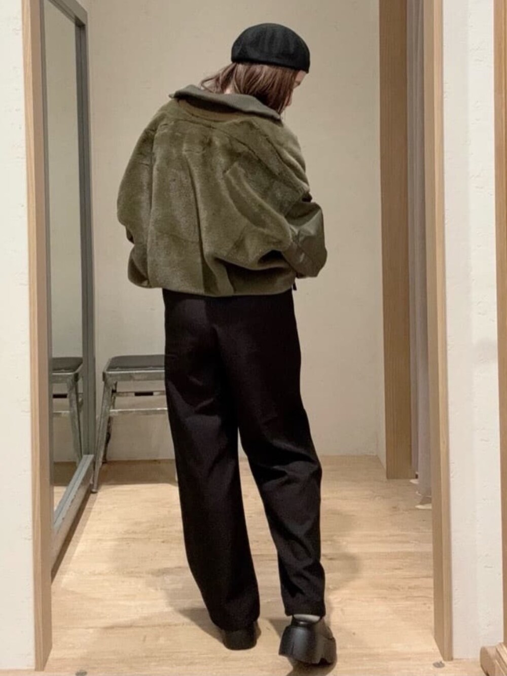 グレー系のTシャツ/カットソー、ブラック系のサロペット/オーバーオール、グリーン系のミリタリージャケットを着用したレディースの秋コーディネートの4枚目の写真