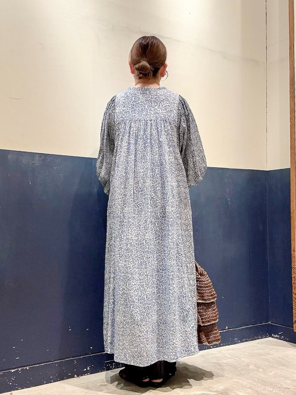 ブラウン系のトートバッグ、ブラック系のパンプス、ブラック系のその他パンツを着用したレディースの夏コーディネートの3枚目の写真
