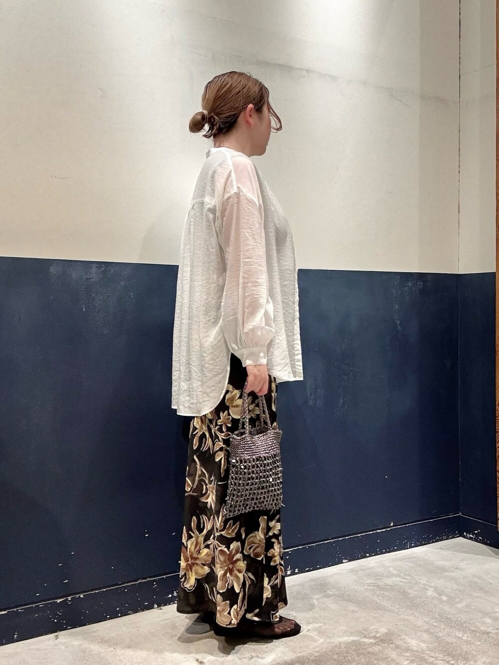 ホワイト系のシャツ/ブラウス、ベージュ系のタンクトップ、ブラック系のパンプスを着用したレディースの春コーディネートの2枚目の写真