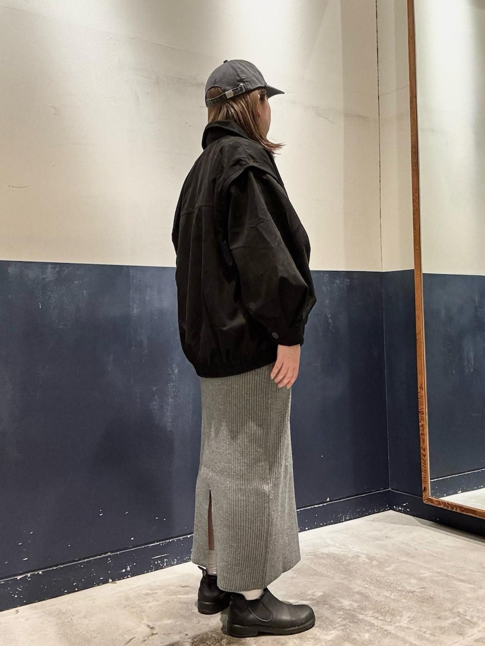 ホワイト系のニット/セーター、グレー系のスウェット、ブラック系のブルゾンを着用したレディースの冬コーディネートの2枚目の写真