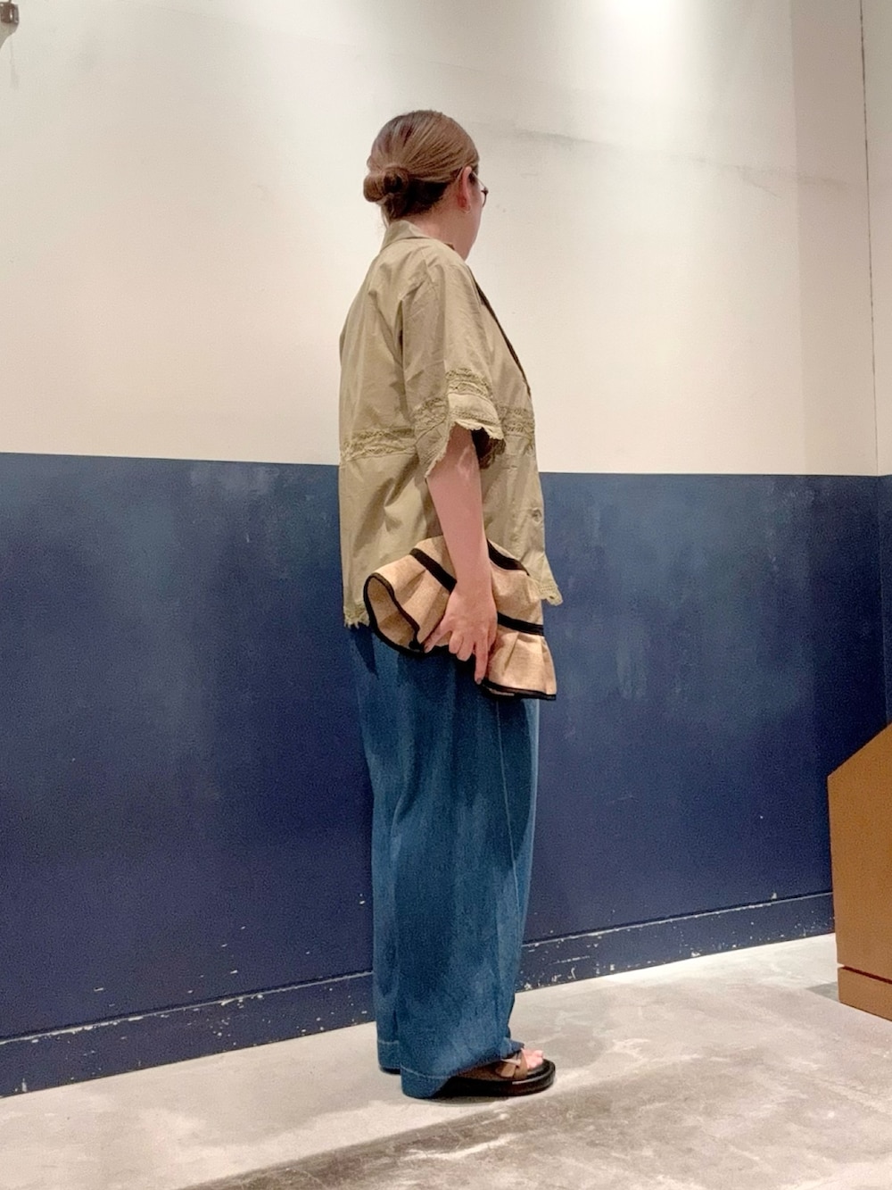 グリーン系のシャツ/ブラウス、グレー系のTシャツ/カットソー、ブラウン系のサンダルを着用したレディースの夏コーディネートの2枚目の写真