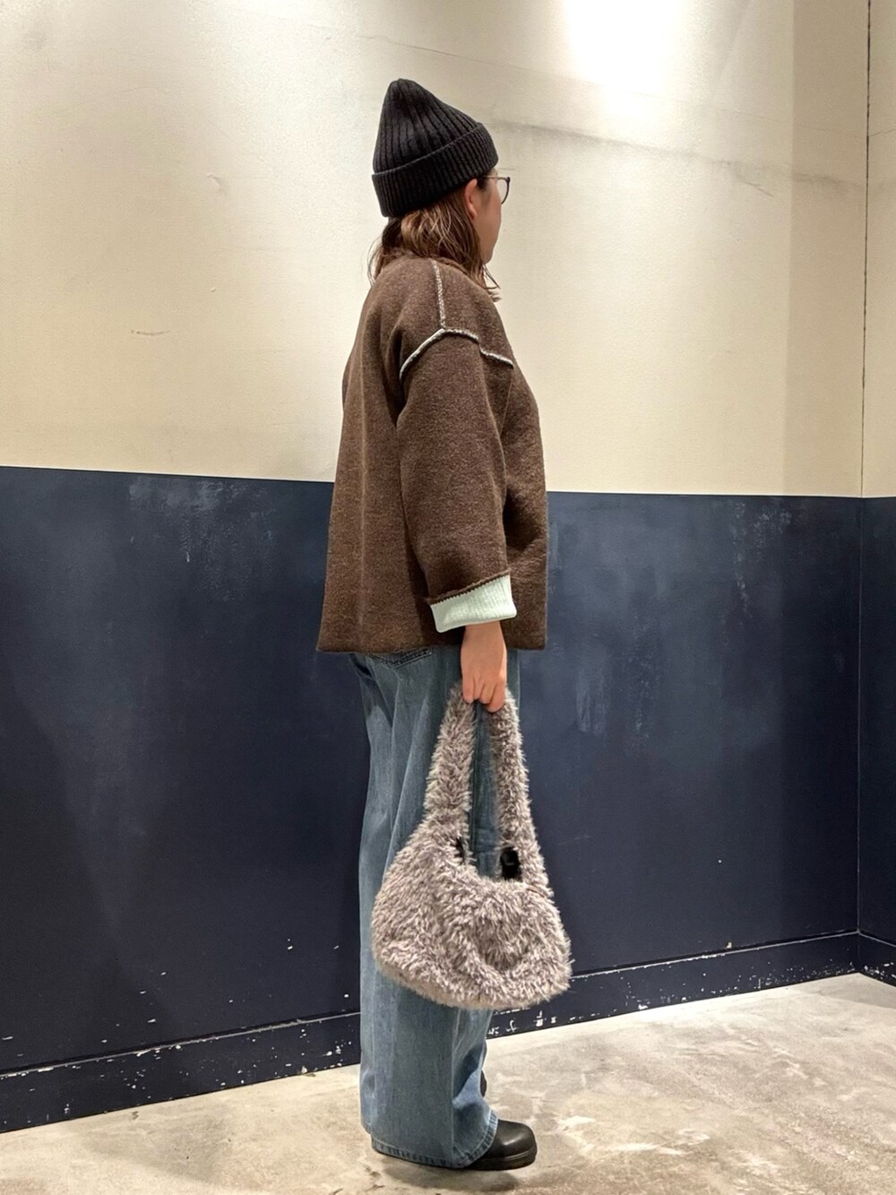 ブラウン系のカーディガン/ボレロ、ホワイト系のスウェット、グレー系のトートバッグを着用したレディースの秋コーディネートの2枚目の写真