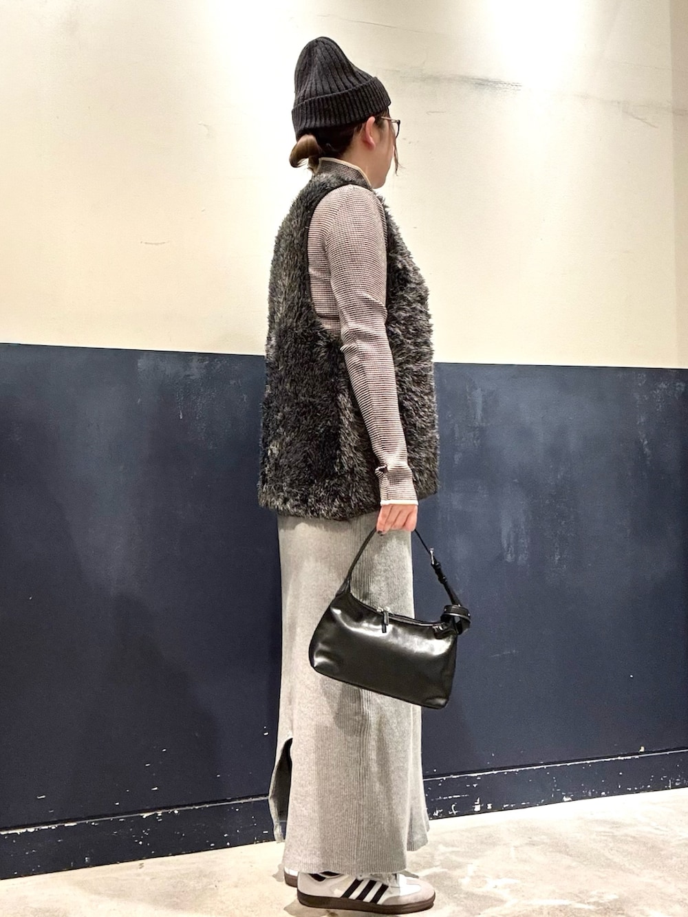 ホワイト系のニット/セーター、グレー系のニット/セーター、グレー系のスカートを着用したレディースの秋コーディネートの2枚目の写真