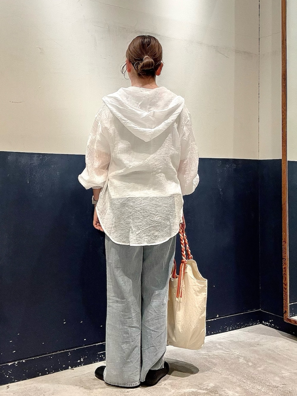 ホワイト系のシャツ/ブラウス、ホワイト系のTシャツ/カットソー、ブルー系のデニムパンツを着用したレディースの春コーディネートの3枚目の写真