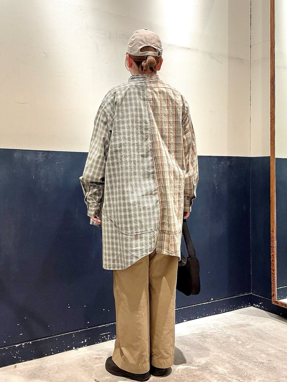 グリーン系のシャツ/ブラウス、ホワイト系のTシャツ/カットソー、ベージュ系のデニムパンツを着用したレディースの春コーディネートの3枚目の写真