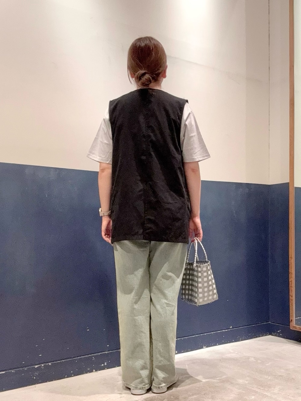 「チャオパニックティピー(CIAOPANIC TYPY)、ママコーデ、高身長女子、30代コーデ、おしゃれさんと繋がりたい、オトナカジュアル、きれいめカジュアル、オトナ女子、ロゴT、ユニセックス、Tシャツ、デニム、サンダル、かごバッグ、パンツコーデ」|「CIAOPANIC TYPYの【UNISEX】【全12色展開】メッセージプリント半袖Tee(Tシャツ/カットソー、グレー系)」を使った、ogitypyさん(骨格ストレート・レディース・165cm)の夏コーディネートの3枚目の写真