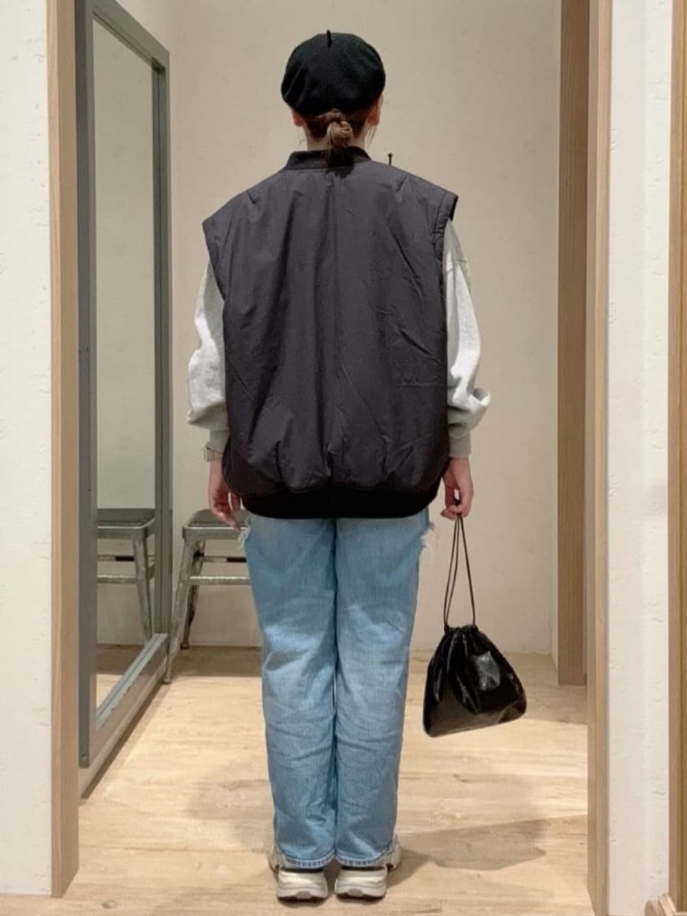 ブラック系のMA-1、グレー系のスウェット、ブルー系のデニムパンツを着用したレディースの秋コーディネートの3枚目の写真