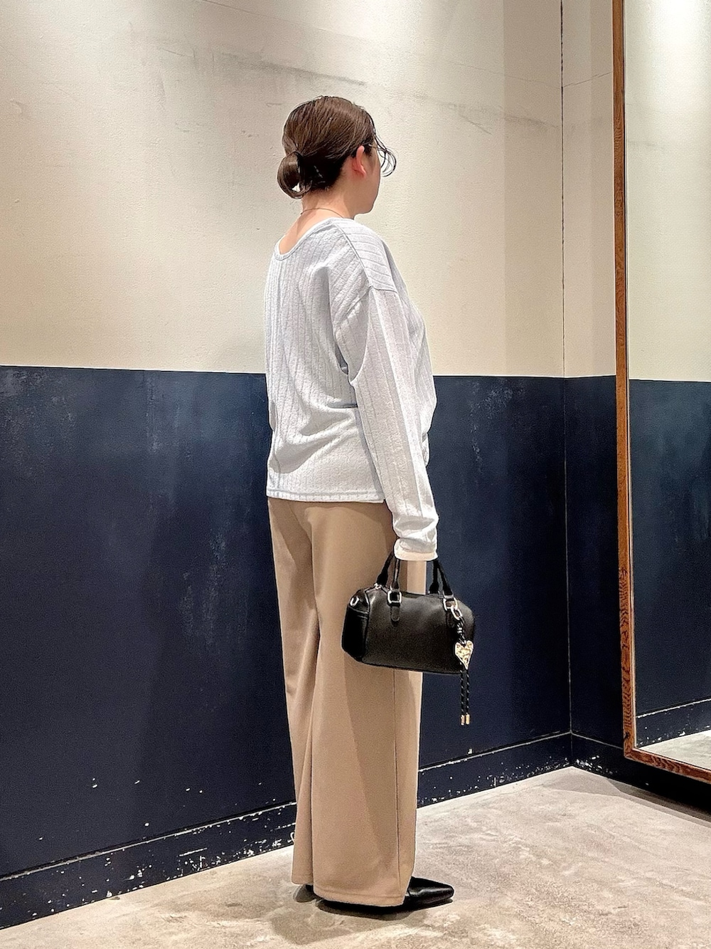 ブルー系のTシャツ/カットソー、ホワイト系のTシャツ/カットソー、ブラック系のパンプスを着用したレディースの春コーディネートの2枚目の写真