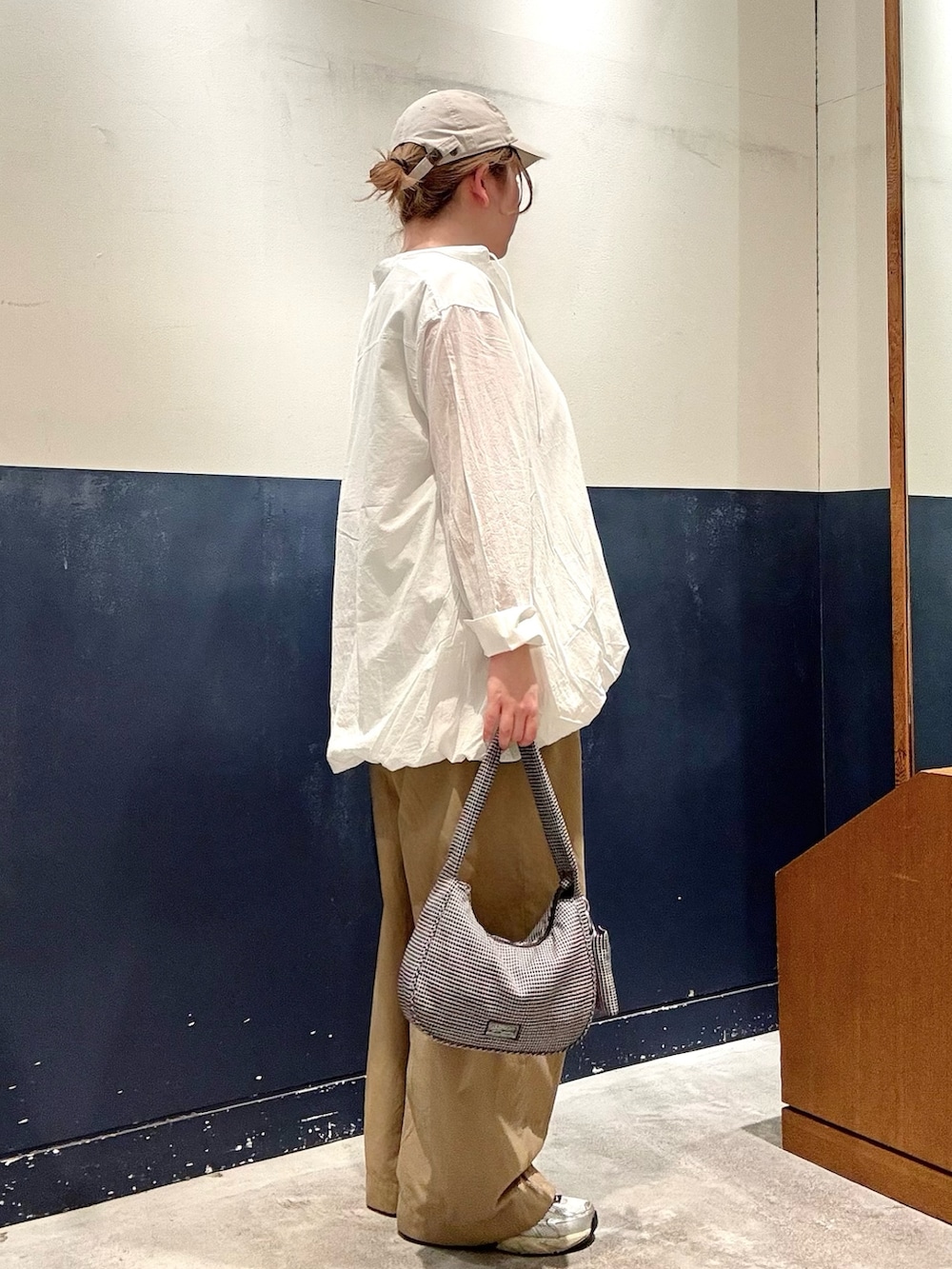 ブラック系のショルダーバッグ、ベージュ系のデニムパンツ、ホワイト系のシャツ/ブラウスを着用したレディースの春コーディネートの2枚目の写真