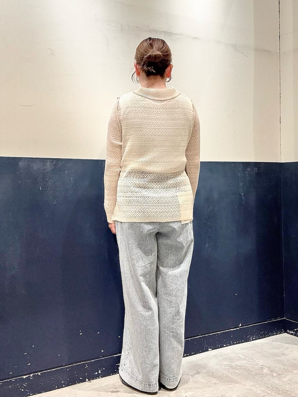 ブラック系のパンプス、ブルー系のデニムパンツ、ホワイト系のシャツ/ブラウスを着用したレディースの春コーディネートの3枚目の写真