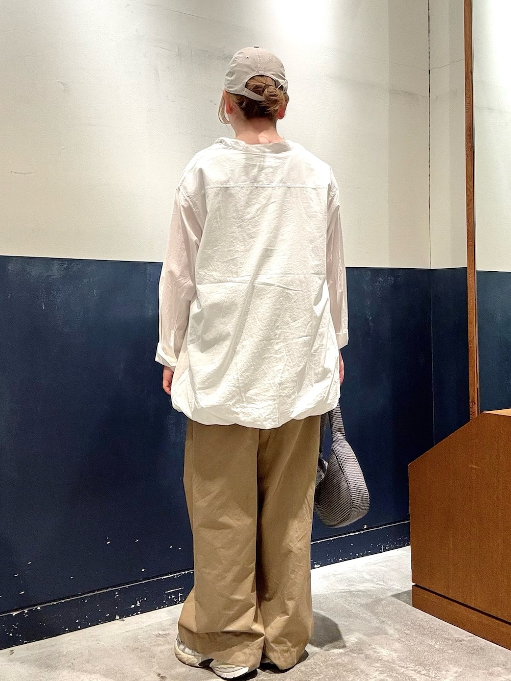 ブラック系のショルダーバッグ、ベージュ系のデニムパンツ、ホワイト系のシャツ/ブラウスを着用したレディースの春コーディネートの3枚目の写真