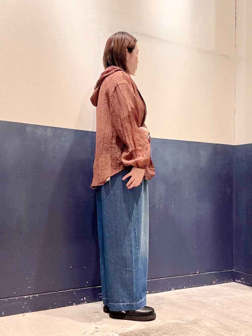 ブラック系のその他シューズ、ブルー系のデニムパンツ、ブラウン系のシャツ/ブラウスを着用したレディースの夏コーディネートの2枚目の写真