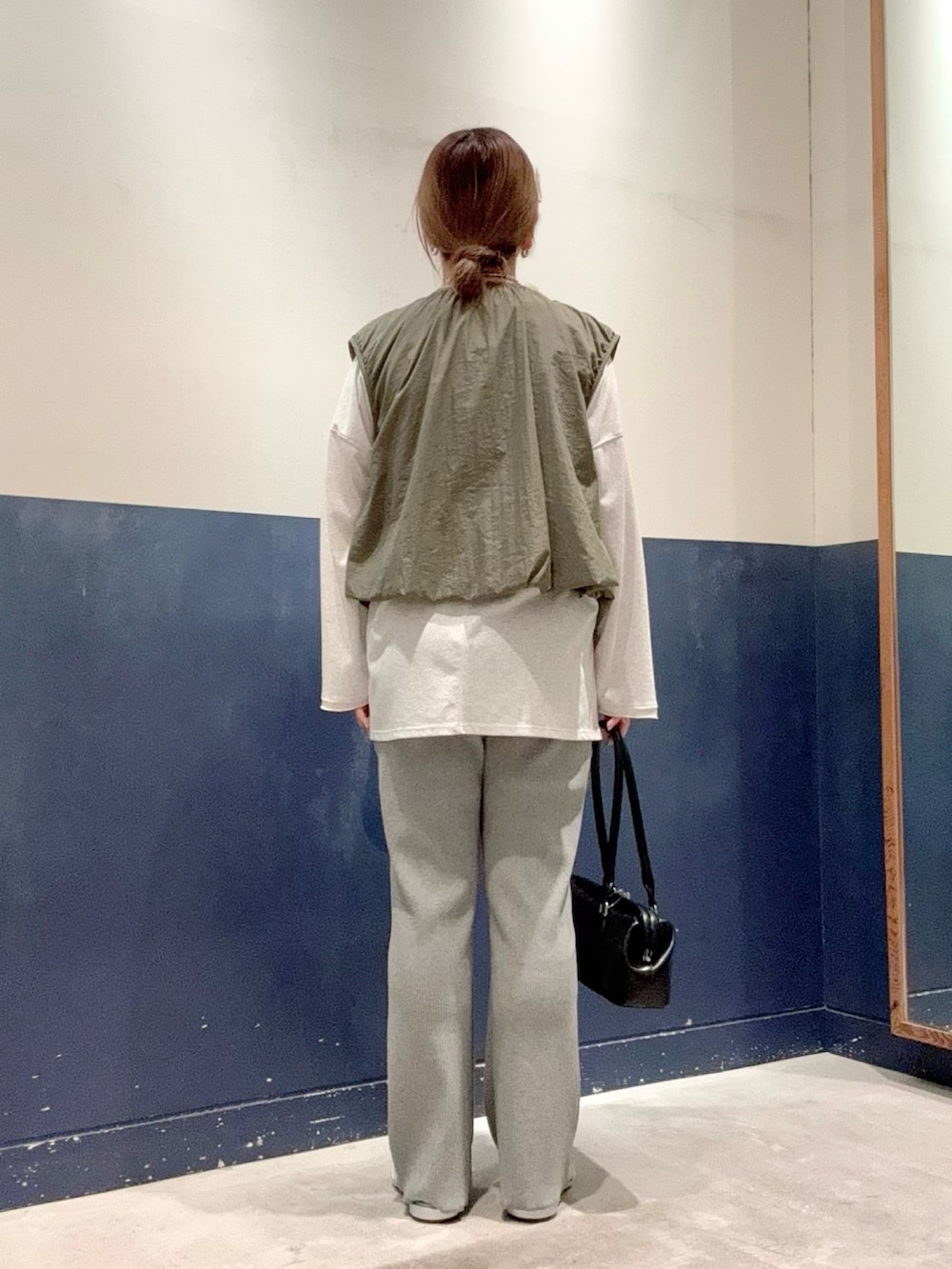 グリーン系のベスト、グレー系のTシャツ/カットソー、グレー系のその他パンツを着用したレディースの夏コーディネートの2枚目の写真