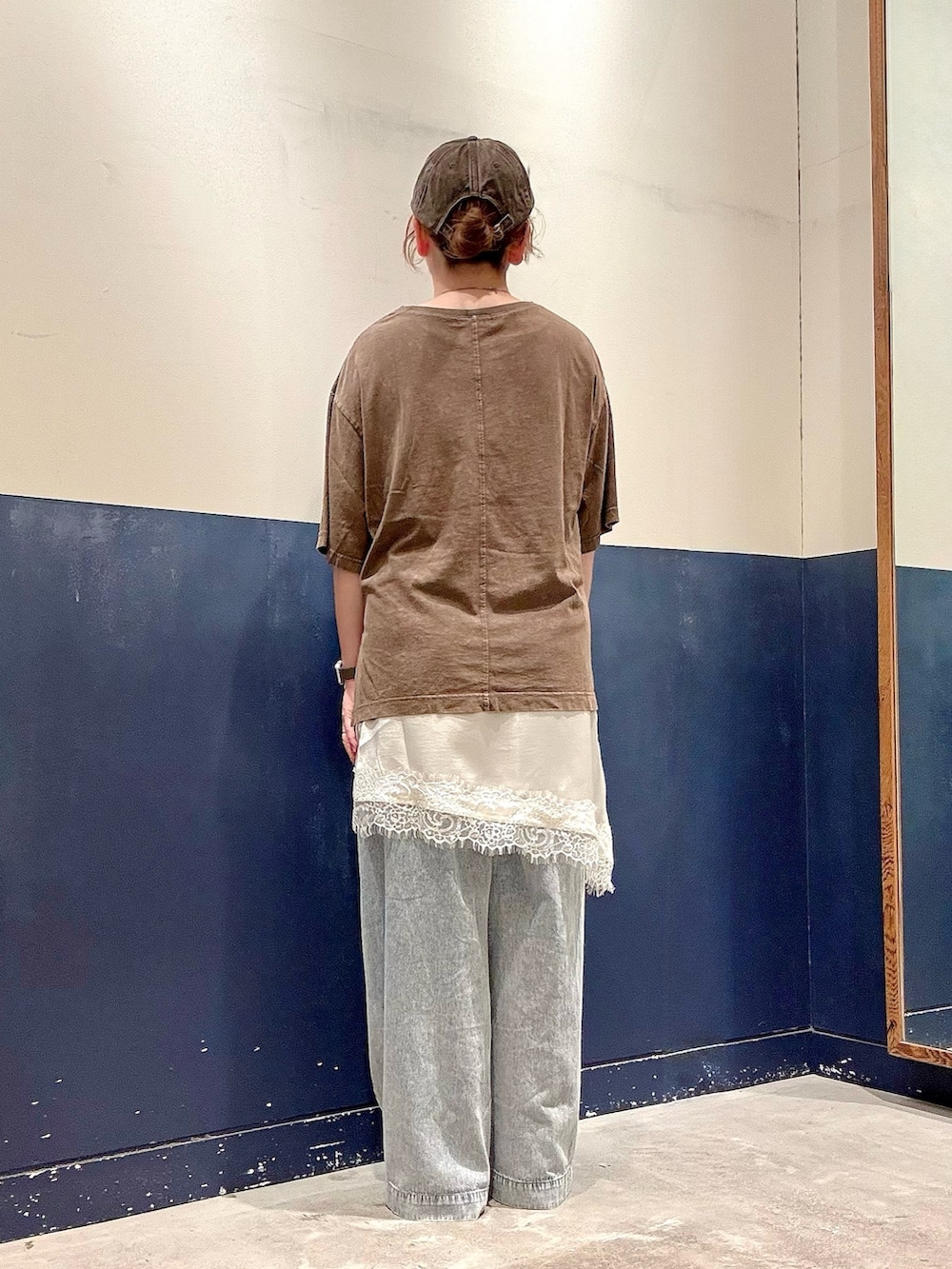 ブラウン系のTシャツ/カットソー、ホワイト系のスカート、ブルー系のデニムパンツを着用したレディースの夏コーディネートの3枚目の写真