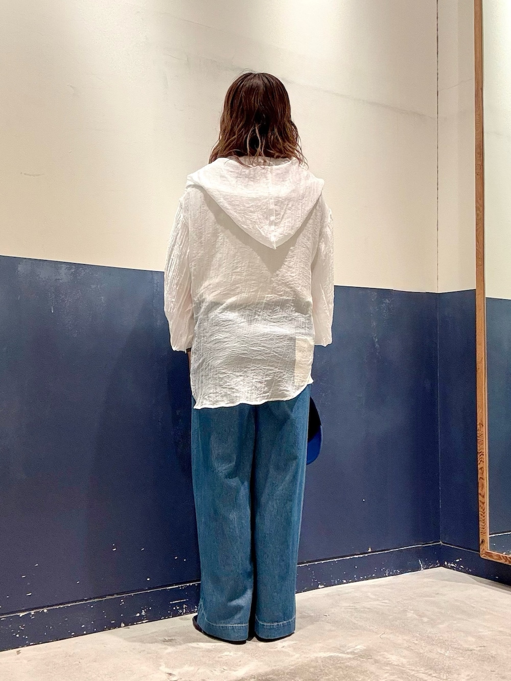 ホワイト系のシャツ/ブラウス、グレー系のTシャツ/カットソー、ブルー系のデニムパンツを着用したレディースの夏コーディネートの3枚目の写真