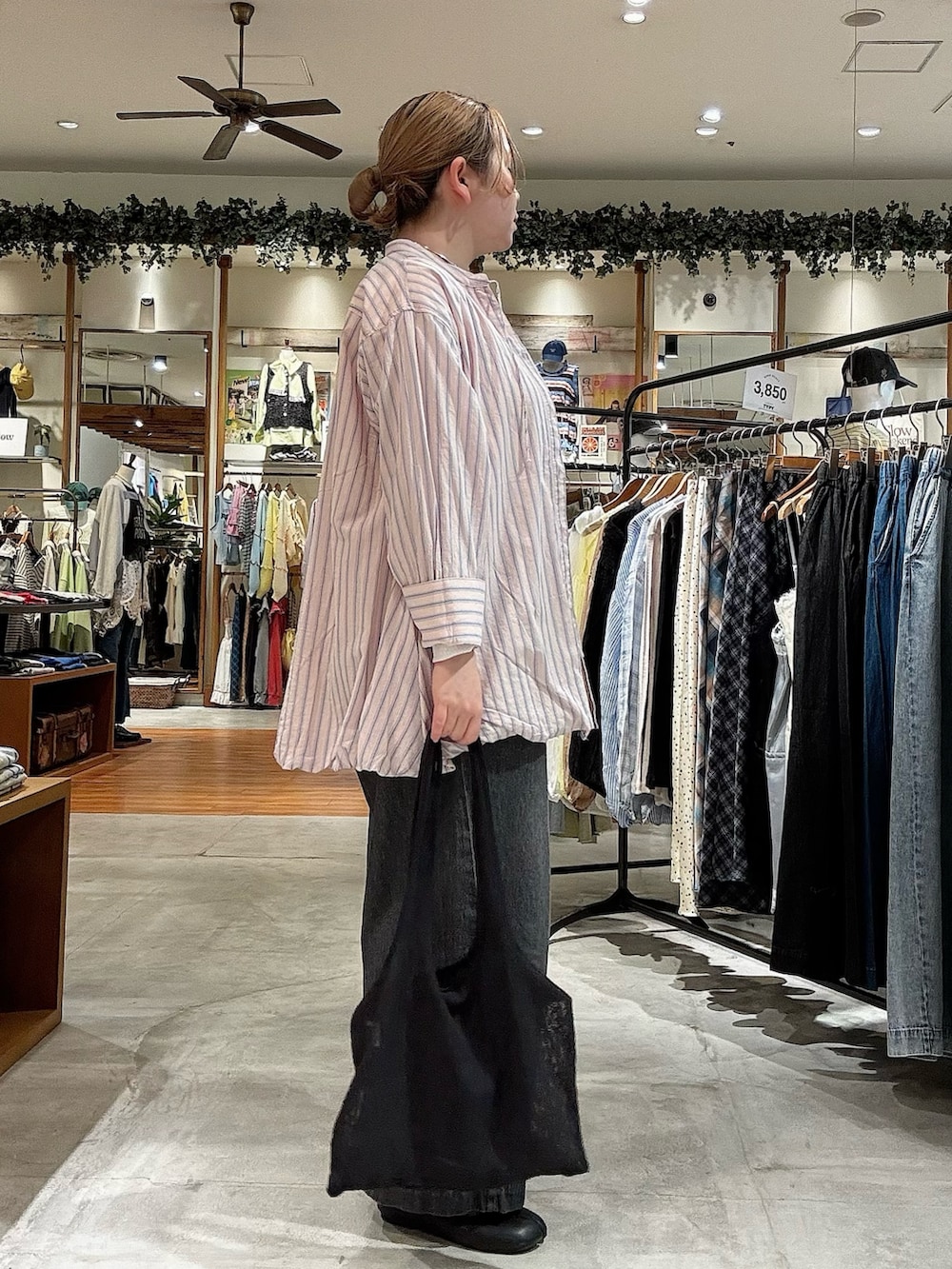 ブラック系のトートバッグ、ブラック系のデニムパンツ、ピンク系のシャツ/ブラウスを着用したレディースの春コーディネートの2枚目の写真