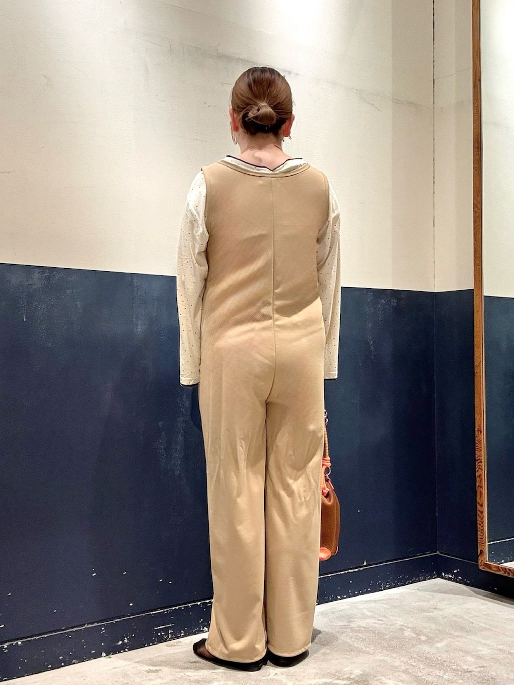 ベージュ系のつなぎ/オールインワン、ブラック系のパンプス、イエロー系のショルダーバッグを着用したレディースの春コーディネートの3枚目の写真