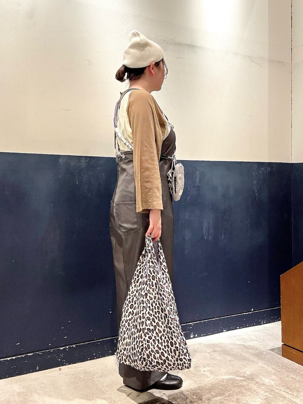グレー系のサロペット/オーバーオール、グレー系のショルダーバッグ、イエロー系のTシャツ/カットソーを着用したレディースの春コーディネートの2枚目の写真