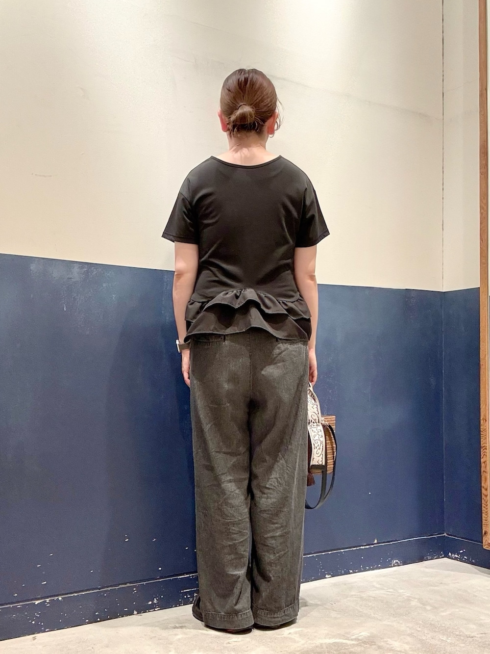 ブラウン系のトートバッグ、ブラック系のデニムパンツ、ブラック系のTシャツ/カットソーを着用したレディースの夏コーディネートの3枚目の写真