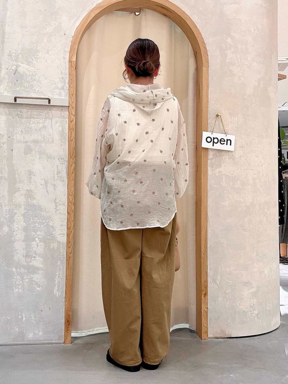 ブラック系のその他シューズ、ベージュ系のその他パンツ、ホワイト系のタンクトップを着用したレディースの秋コーディネートの3枚目の写真