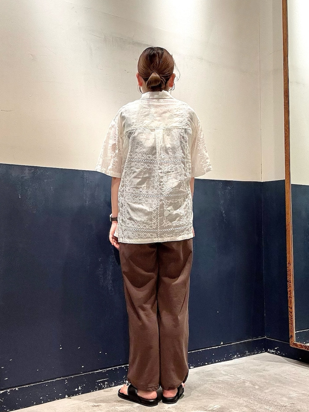 ブラウン系のつなぎ/オールインワン、ブラック系のサンダル、ホワイト系のシャツ/ブラウスを着用したレディースの夏コーディネートの3枚目の写真