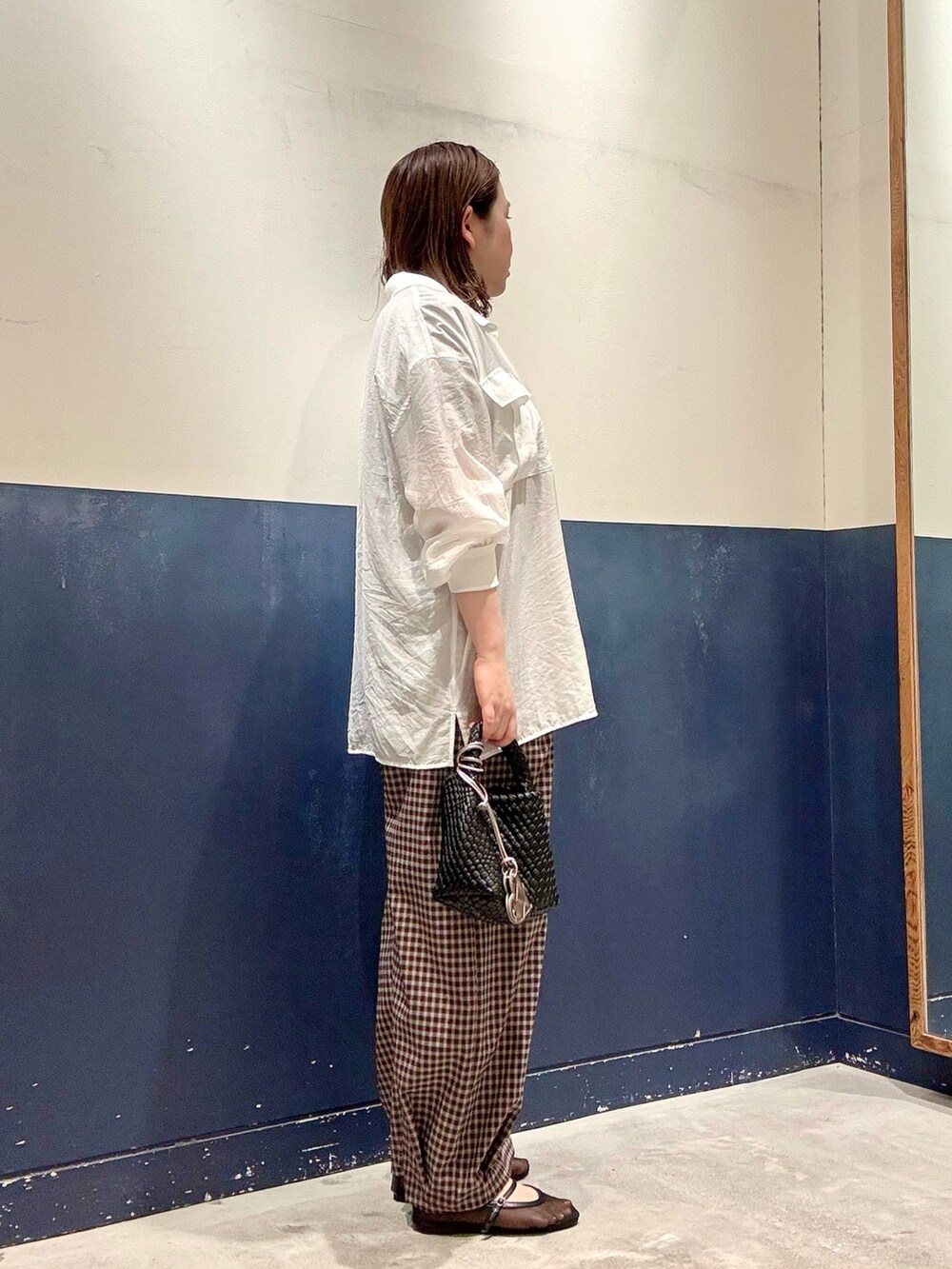 ブラック系のパンプス、ブラック系のショルダーバッグ、ブラウン系のその他パンツを着用したレディースの夏コーディネートの2枚目の写真