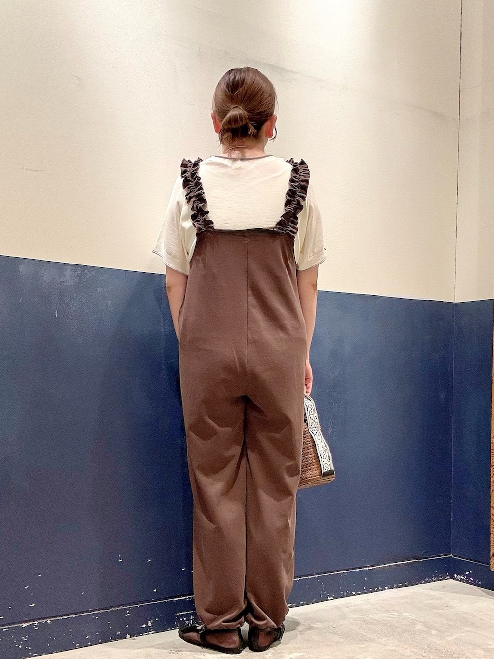 グレー系のTシャツ/カットソー、ブラウン系のつなぎ/オールインワン、ブルー系のトートバッグを着用したレディースの夏コーディネートの3枚目の写真