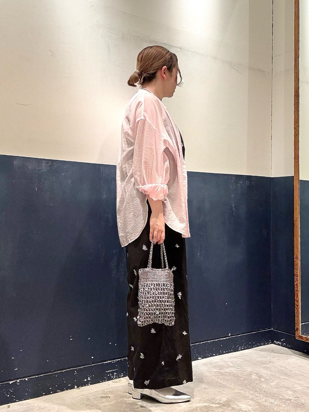 グレー系のショルダーバッグ、ブラック系のサロペット/オーバーオール、ピンク系のシャツ/ブラウスを着用したレディースの夏コーディネートの2枚目の写真