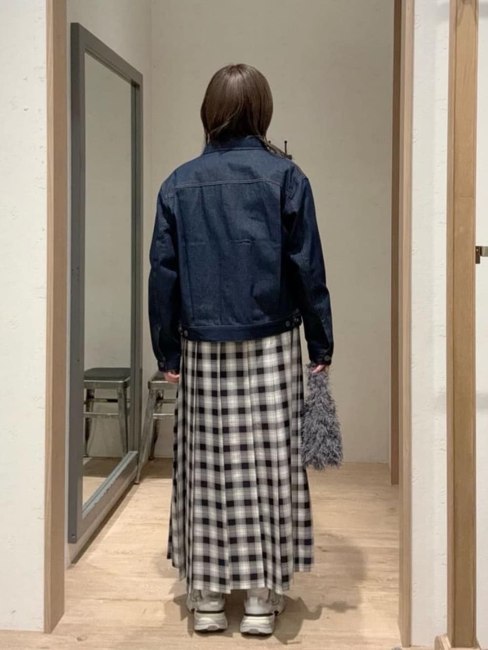 ブルー系のTシャツ/カットソー、ホワイト系のスカートを着用したレディースの秋コーディネートの3枚目の写真