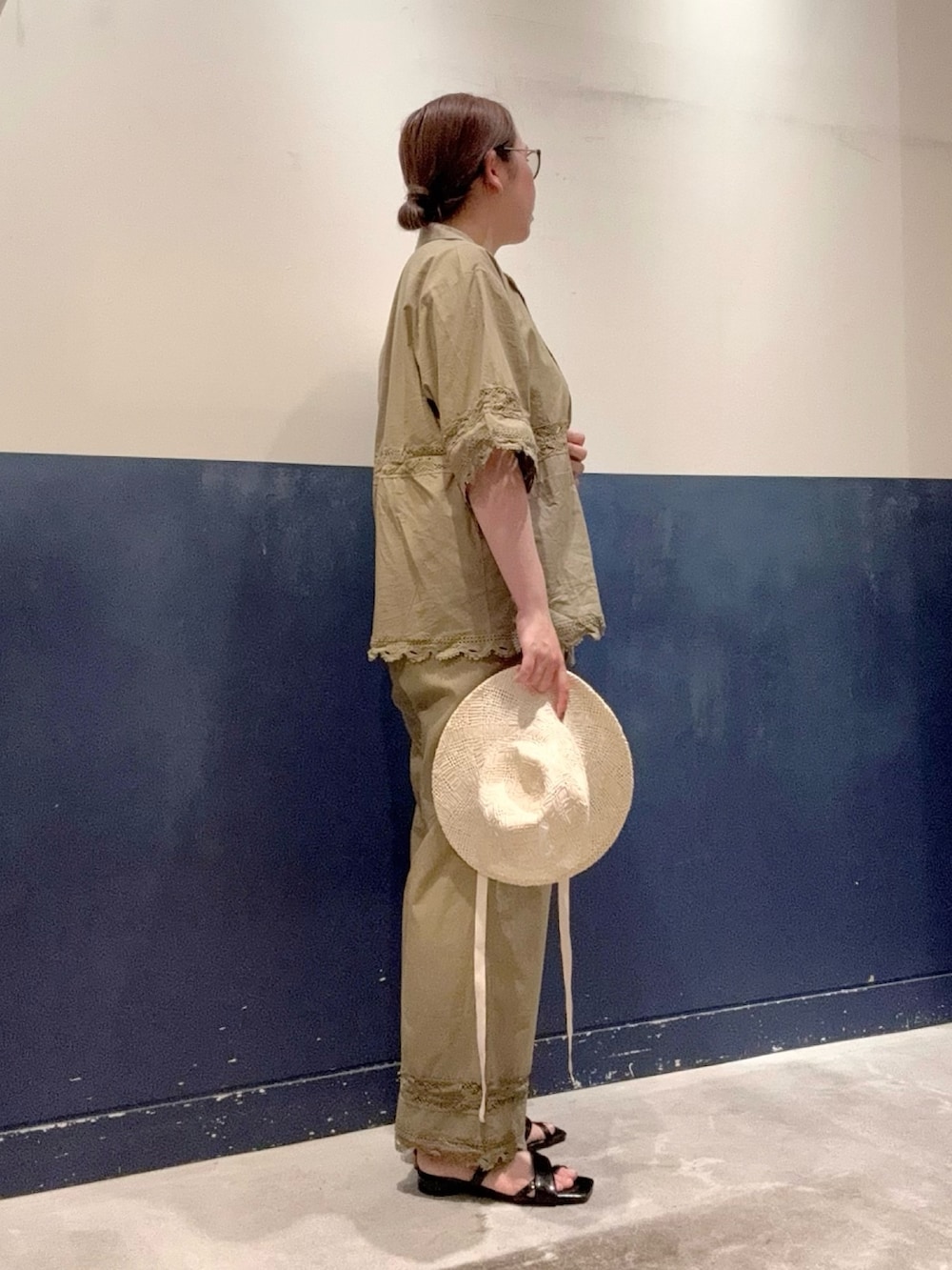 グリーン系のシャツ/ブラウス、グレー系のタンクトップ、グリーン系のその他パンツを着用したレディースの夏コーディネートの2枚目の写真