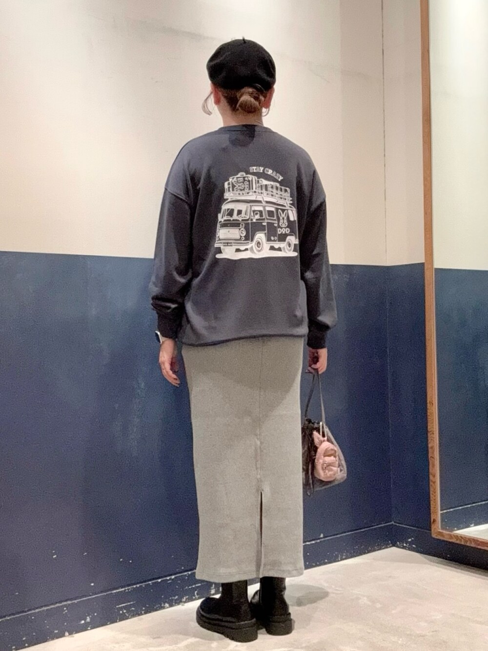 グレー系のスカート、グレー系のスウェット、グレー系のトートバッグを着用したレディースの秋コーディネートの3枚目の写真