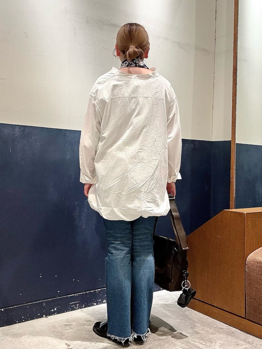 ブラック系のローファー、ブルー系のデニムパンツ、ホワイト系のシャツ/ブラウスを着用したレディースの春コーディネートの3枚目の写真