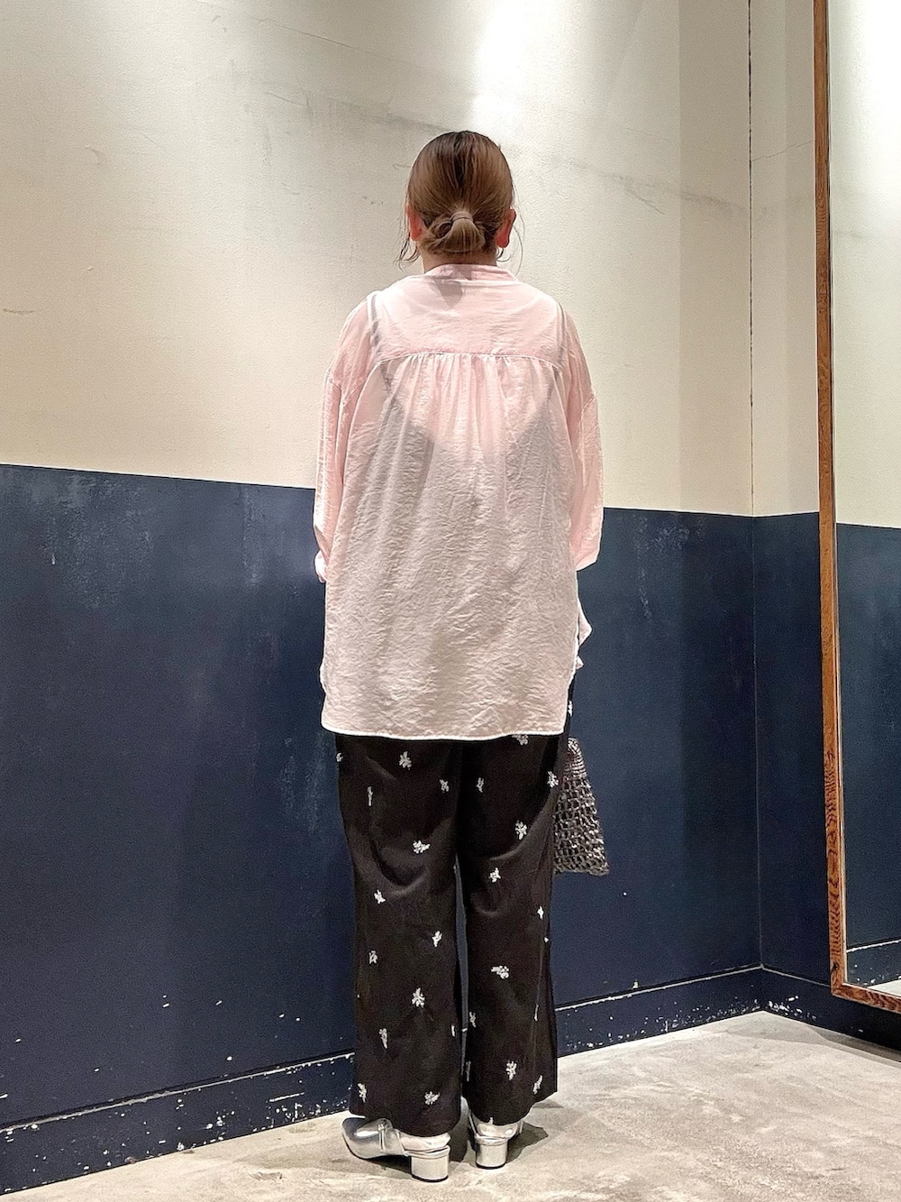 グレー系のショルダーバッグ、ブラック系のサロペット/オーバーオール、ピンク系のシャツ/ブラウスを着用したレディースの夏コーディネートの3枚目の写真