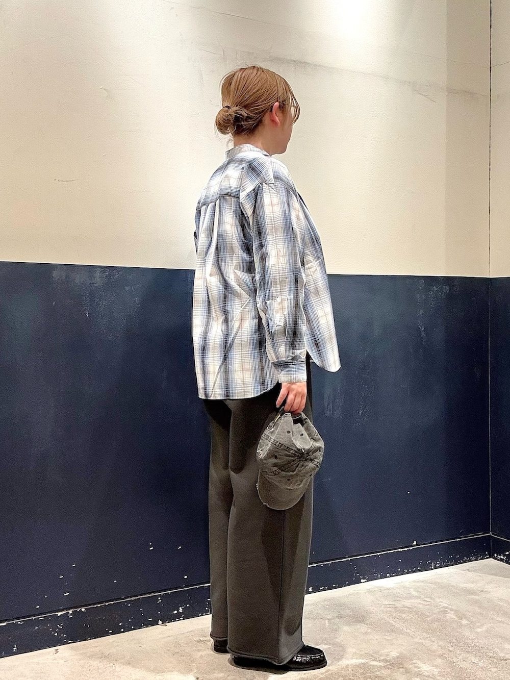 ホワイト系のTシャツ/カットソー、グレー系のスウェットパンツ、ブラック系のローファーを着用したレディースの冬コーディネートの2枚目の写真