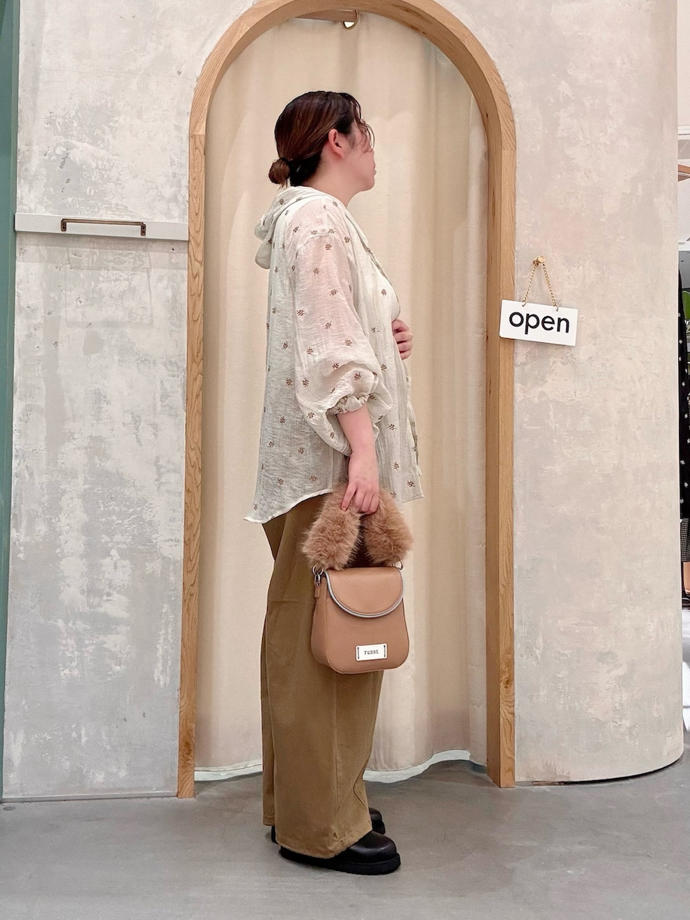 ブラック系のその他シューズ、ベージュ系のその他パンツ、ホワイト系のタンクトップを着用したレディースの秋コーディネートの2枚目の写真