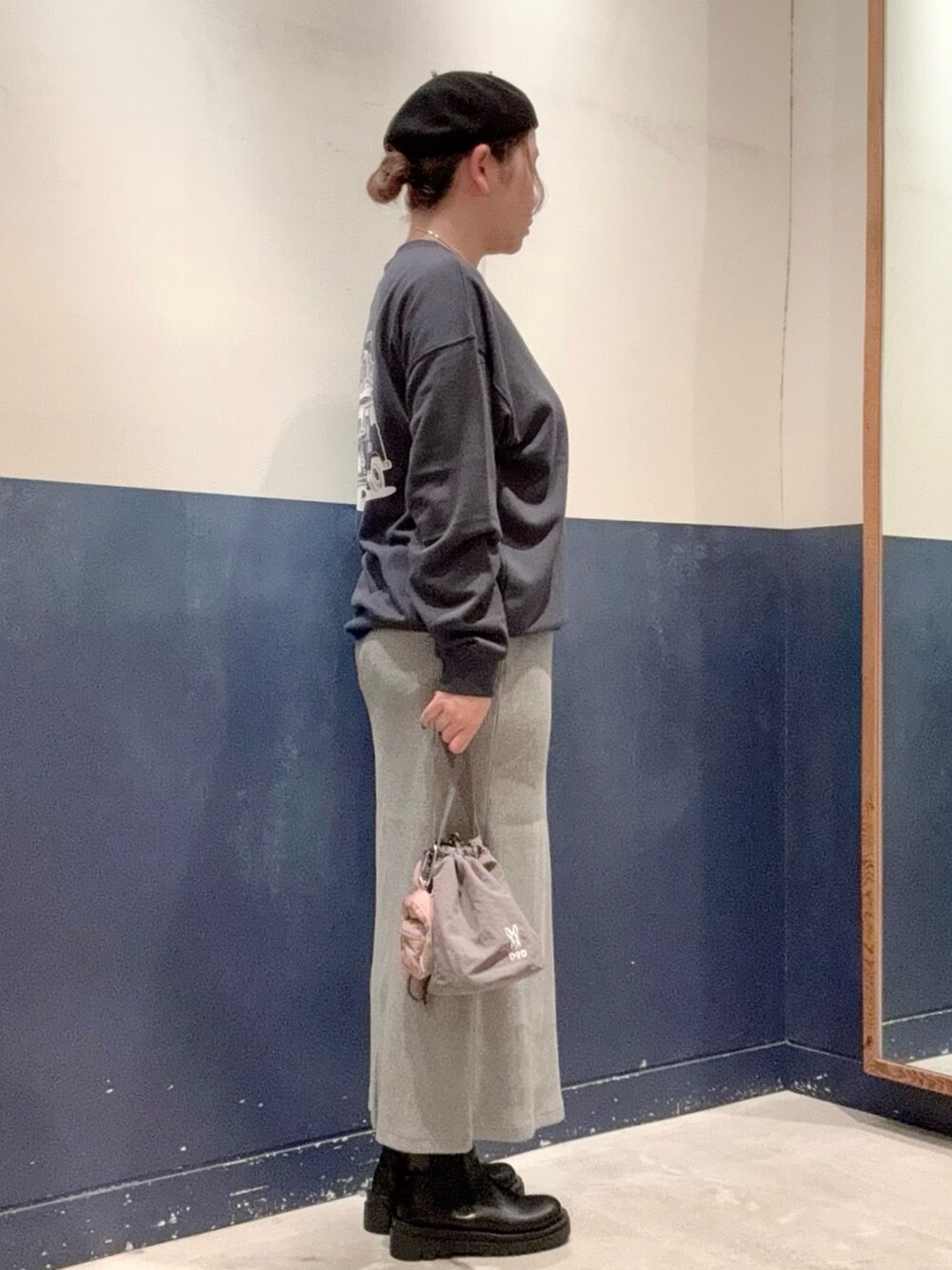 グレー系のスカート、グレー系のスウェット、グレー系のトートバッグを着用したレディースの秋コーディネートの2枚目の写真