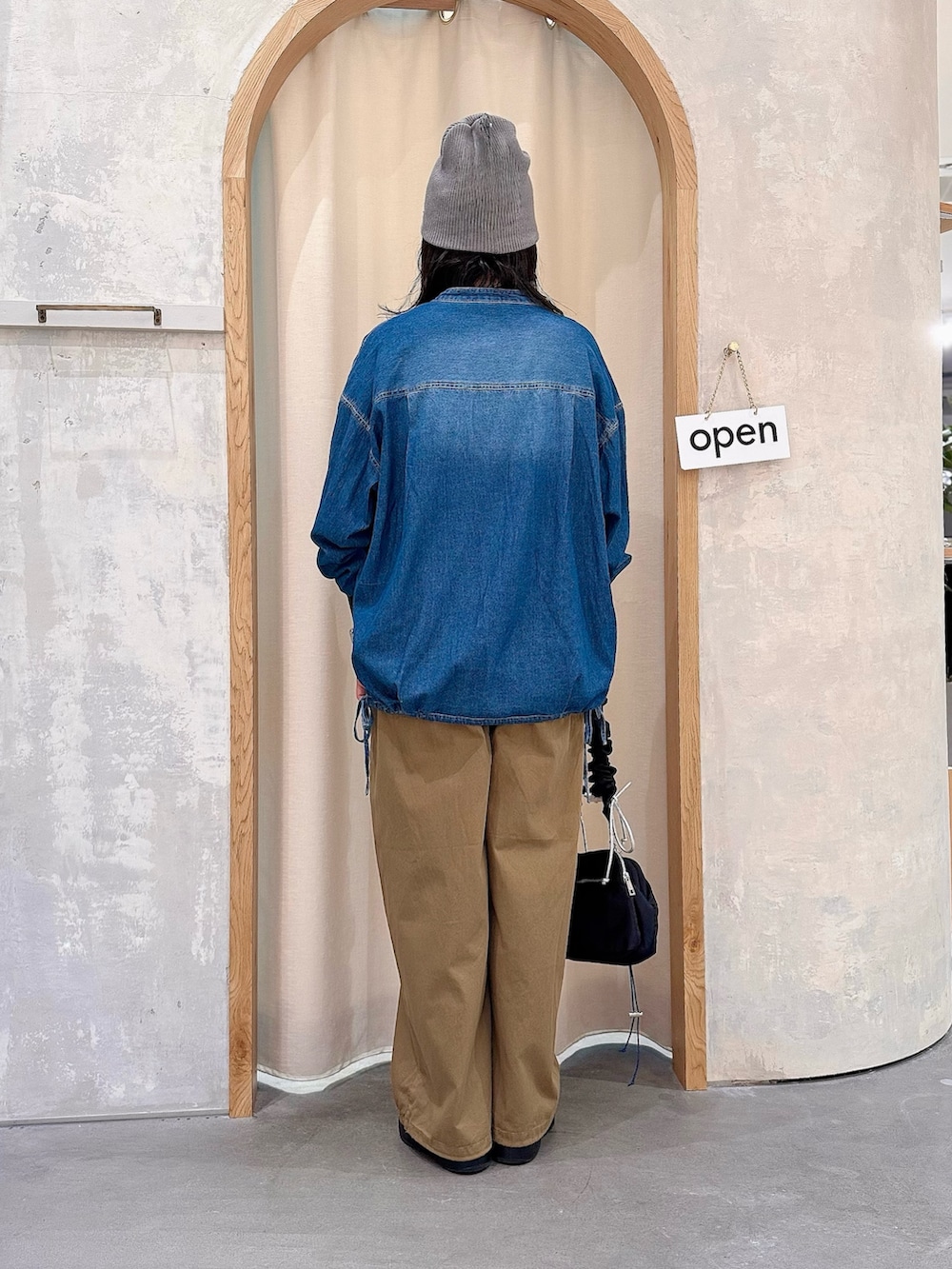 ブラック系のショルダーバッグ、ブルー系のシャツ/ブラウス、ホワイト系のTシャツ/カットソーを着用したレディースの秋コーディネートの3枚目の写真