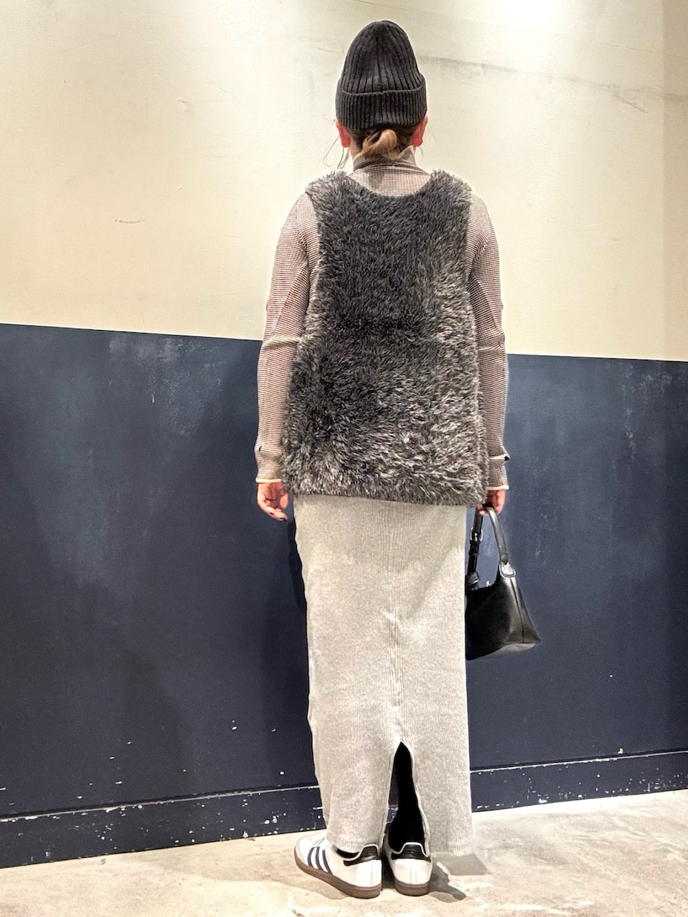 ホワイト系のニット/セーター、グレー系のニット/セーター、グレー系のスカートを着用したレディースの秋コーディネートの3枚目の写真