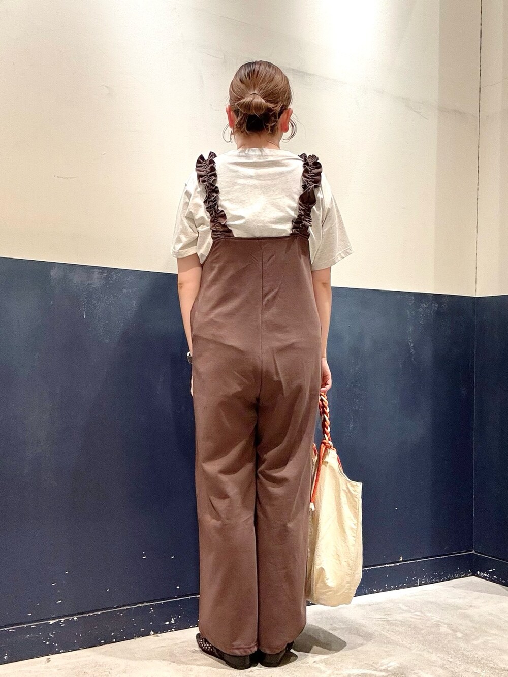 ホワイト系のTシャツ/カットソー、ブラウン系のつなぎ/オールインワン、ホワイト系のトートバッグを着用したレディースの夏コーディネートの3枚目の写真